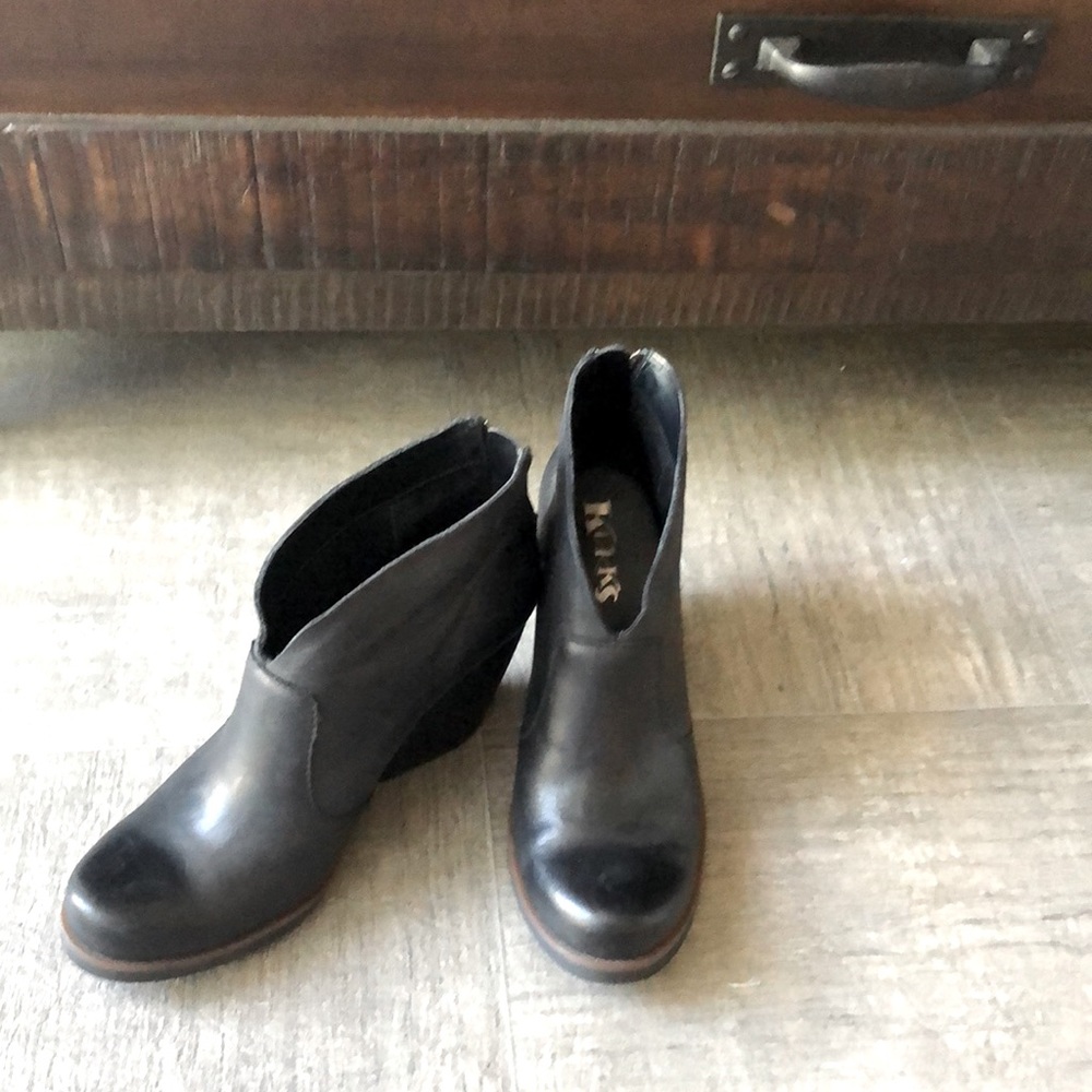 Gorgeous Geniune Leather Gemini V booties by Korks
